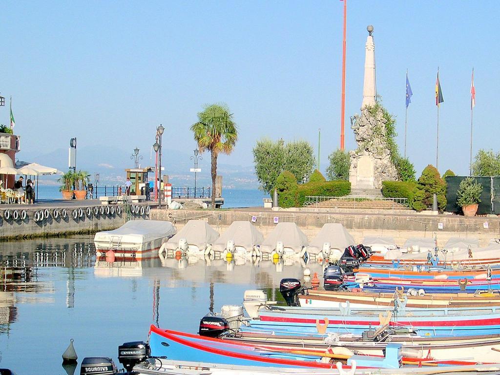 Belvilla By Oyo Enticing Holiday Home With Pool Lazise Esterno foto
